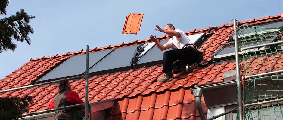 Beschädigte Dachziegel werden erneuert, Solaranlagen routinemäßig inspiziert. Wer kleine Schäden am Dach nach dem Winter rasch beseitigt, spart Kosten für eine spätere, aufwendige und teure Sanierung Foto: Württembergische Versicherung AG Beschädigte Dachziegel werden erneuert, Solaranlagen routinemäßig inspiziert. Wer kleine Schäden am Dach nach dem Winter rasch beseitigt, spart Kosten für eine spätere, aufwendige und teure Sanierung Foto: Württembergische Versicherung AG