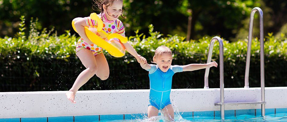 Damit Kinder das Badevergnügen im privaten Pool vollauf genießen können, sollte der Eigentümer einige Sicherheitstipps beachten. Für neue Pools gilt nun erstmals eine europaweit einheitliche Norm. Foto: djd/Bundesverband Schwimmbad & Wellness e.V./clipdealer Damit Kinder das Badevergnügen im privaten Pool vollauf genießen können, sollte der Eigentümer einige Sicherheitstipps beachten. Für neue Pools gilt nun erstmals eine europaweit einheitliche Norm. Foto: djd/Bundesverband Schwimmbad & Wellness e.V./clipdealer