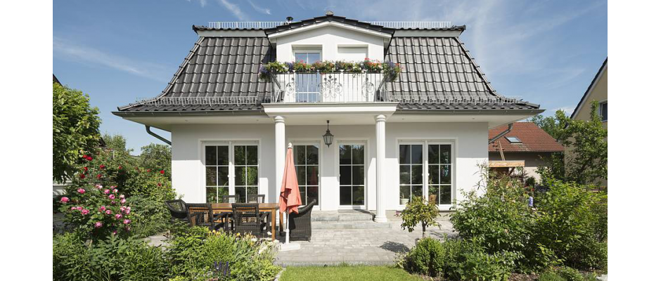 Stilvoll bis unter das Dach: Die Stadtvilla im Berliner Süden ist mit Mansarddach und romantischen Gauben ein echter Hingucker. Fotos: Roth-Massivhaus / Gerhard Zwickert Stilvoll bis unter das Dach: Die Stadtvilla im Berliner Süden ist mit Mansarddach und romantischen Gauben ein echter Hingucker. Fotos: Roth-Massivhaus / Gerhard Zwickert