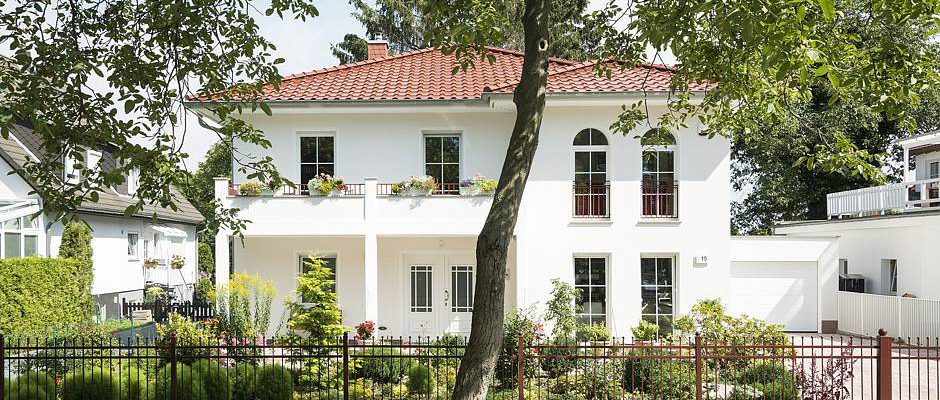 Opulente Variation der Stadtvilla Messina: Mit Wintergarten stehen hier 300 Quadratmeter Wohnfläche zur Verfügung. Foto: Roth-Massivhaus / Gerhard Zwickert Opulente Variation der Stadtvilla Messina: Mit Wintergarten stehen hier 300 Quadratmeter Wohnfläche zur Verfügung. Foto: Roth-Massivhaus / Gerhard Zwickert