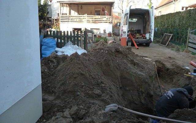 Bild 1: Verlegen der Grundleitung zwischen EFH Neubau und Straßenkanalisation als Bauherreneigenleistung (Oberkante Erdgeschoss liegt unter Straßenoberkante) Foto: Dekra Bild 1:Verlegen der Grundleitung zwischen EFH Neubau und Straßenkanalisation als Bauherreneigenleistung (Oberkante Erdgeschoss liegt unter Straßenoberkante) Foto: Dekra