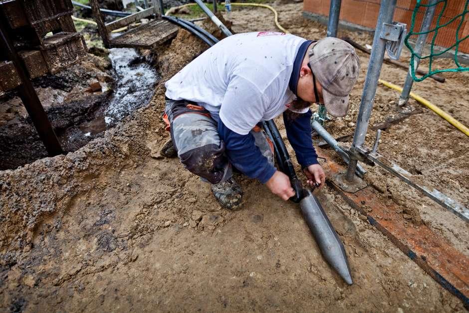 Damit die U-Rohr-Sonde in die Bohrung eingebracht werden kann, wird am Sondenfuß ein Einbaugewicht befestigt. Foto: Bauherren-Schutzbund e.V.