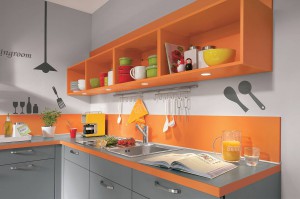 Ein harmonisch abgestimmtes Farbkonzept bringt Frische und Pepp in die Küche, wie diese Komposition in trendigem Grau und einer farbigen Arbeitsplattenkante. (Foto: AMK)