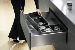 Vorratsschrankauszug für Hochschränke und Highboards. Ein spezieller Öffnungsmechanismus bewegt das Staugut in einem Zug automatisch auf den Nutzer zu. Foto: AMK Vorratsschrankauszug für Hochschränke und Highboards. Ein spezieller Öffnungsmechanismus bewegt das Staugut in einem Zug automatisch auf den Nutzer zu. Foto: AMK