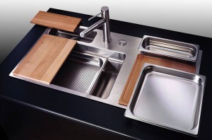 Repräsentant einer multifunktionalen Design-Spüle mit hochwertigen Schneidbrettern und Systembehältern im international gültigen Gastronorm (GN)-Format. (Foto: AMK) Repräsentant einer multifunktionalen Design-Spüle mit hochwertigen Schneidbrettern und Systembehältern im international gültigen Gastronorm (GN)-Format. (Foto: AMK)