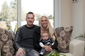 Die glückliche Bauherrenfamilie ist mit der Beratung sehr zufrieden Foto: Fabian Möbis Die glückliche Bauherrenfamilie ist mit der Beratung sehr zufrieden Foto: Fabian Möbis