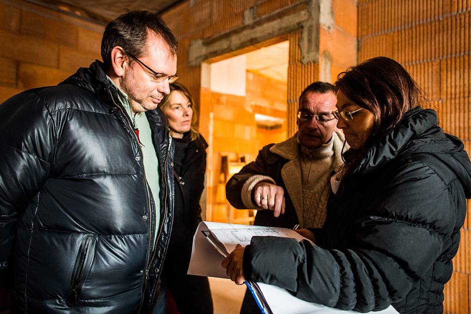 Lagebesprechung auf der Baustelle: BSB-Bauherrenberaterin Carola Giertz (rechts), Bauleiter und Bauherren prüfen anhand der Planungsunterlagen den Istzustand. Quelle: BSB e.V.