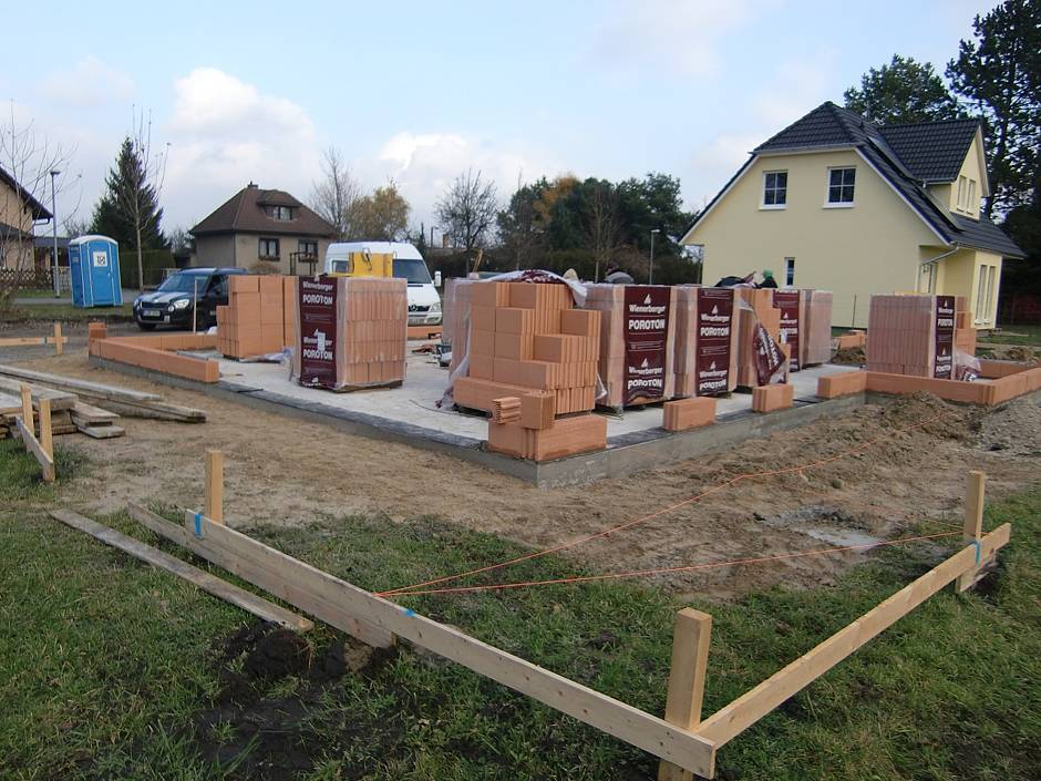 Mit der ersten Steinlage für das Erdgeschoss beginnt das Haus in die Höhe zu wachsen. Quelle: BSB e.V.