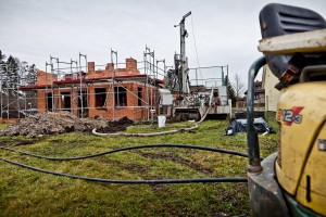 Mit der Errichtung des Erdgeschosses beginnen auch die Bohrungen für die Sonden der Wärmepumpe. Die Lebensdauer einer zertifizierten Erdwärmesonde beträgt bei fachgerechter Ausführung bis zu 100 Jahre. Quelle: BSB e.V. Mit der Errichtung des Erdgeschosses beginnen auch die Bohrungen für die Sonden der Wärmepumpe. Die Lebensdauer einer zertifizierten Erdwärmesonde beträgt bei fachgerechter Ausführung bis zu 100 Jahre. Quelle: BSB e.V.
