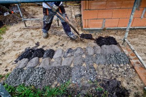 Die Tiefe der Bohrungen hängt entscheidend von den vorliegenden Gesteinseigenschaften und dem Grundwasserfluss ab. Da das Umfeld der Sonden abkühlt, sind Mindestabstände zwischen den Sonden zu beachten. So wird eine gegenseitige Beeinflussung vermieden und die optimale Funktionsfähigkeit garantiert. Quelle: BSB e.V. Die Tiefe der Bohrungen hängt entscheidend von den vorliegenden Gesteinseigenschaften und dem Grundwasserfluss ab. Da das Umfeld der Sonden abkühlt, sind Mindestabstände zwischen den Sonden zu beachten. So wird eine gegenseitige Beeinflussung vermieden und die optimale Funktionsfähigkeit garantiert. Quelle: BSB e.V.