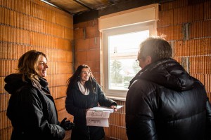 Zufriedene Gesichter von Bauherren und Bauherrenberaterin, weil keine Abweichungen von den anerkannten Regeln der Technik festzustellen waren. Quelle: BSB e.V. Zufriedene Gesichter von Bauherren und Bauherrenberaterin, weil keine Abweichungen von den anerkannten Regeln der Technik festzustellen waren. Quelle: BSB e.V.