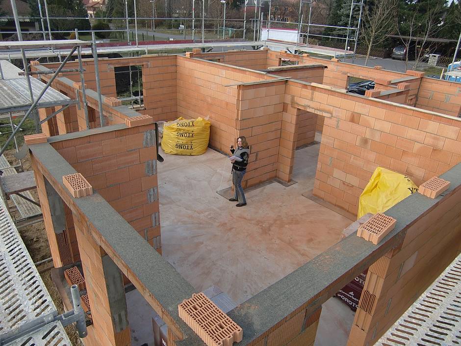 Die fertige Bodenplatte macht die Dimensionen des künftigen Hauses vorstellbar. Quelle: BSB e.V. 