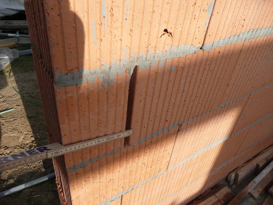 Nach Baustellenkontrolle: Breite Fugen und Ausbrüche im Mauerwerk sind fachgerecht mit Leichtmörtel zu verschließen Quelle: BSB e.V.