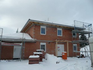 Als Mitte März die Heizungs- und Sanitärrohinstallation gelegt war, bekam die Wetterschutzfolie auf dem Anbau eine Schneehaube. Quelle: BSB e.V. Als Mitte März die Heizungs- und Sanitärrohinstallation gelegt war, bekam die Wetterschutzfolie auf dem Anbau eine Schneehaube. Quelle: BSB e.V.