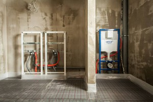 Blick ins Bad mit Trennwand zwischen Wasch- und WC-Bereich. Die Vorwandinstallation für den Doppelwaschtisch und WC sind ausgeführt. Quelle: BSB e.V. Blick ins Bad mit Trennwand zwischen Wasch- und WC-Bereich. Die Vorwandinstallation für den Doppelwaschtisch und WC sind ausgeführt. Quelle: BSB e.V.