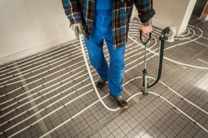 Mit dem Tackergerät werden die Klemmen für die Heizschlangen in die Dämmung positioniert. Quelle: BSB e.V. Mit dem Tackergerät werden die Klemmen für die Heizschlangen in die Dämmung positioniert. Quelle: BSB e.V.