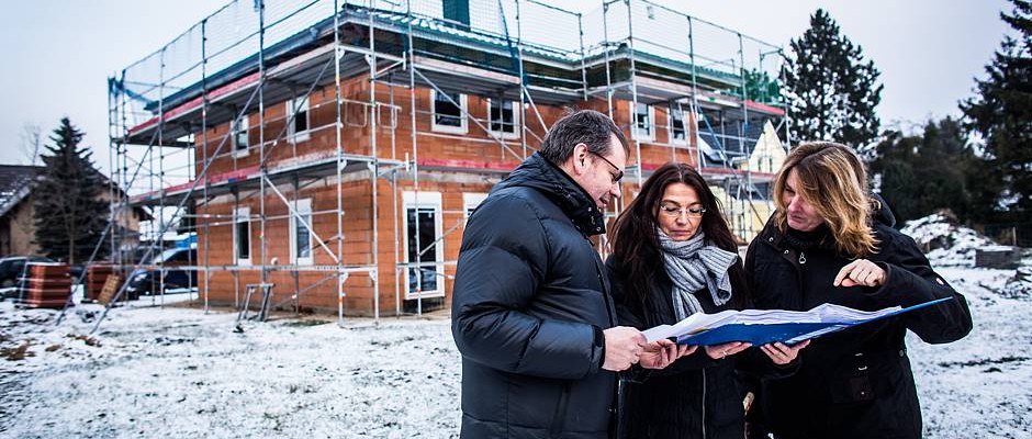 Die Baustellenbegehung mit den Bauherren ergibt, dass der Rohbau gut für den Winter vorbereitet ist. Dachstuhl, Fenster und Haustür sind montiert, das Dach ist gedeckt. Quelle: BSB e.V. Die Baustellenbegehung mit den Bauherren ergibt, dass der Rohbau gut für den Winter vorbereitet ist. Dachstuhl, Fenster und Haustür sind montiert, das Dach ist gedeckt. Quelle: BSB e.V.