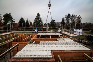 Montage der Geschossdecke: Systemsteifen werden gesetzt, um die Deckenelemente zu stützen, und entfernt, wenn die Bewehrung aufgebracht und die Betondecke gegossen ist. Danach kann mit dem Errichten des Obergeschosses begonnen werden. Quelle: BSB e.V. Montage der Geschossdecke: Systemsteifen werden gesetzt, um die Deckenelemente zu stützen, und entfernt, wenn die Bewehrung aufgebracht und die Betondecke gegossen ist. Danach kann mit dem Errichten des Obergeschosses begonnen werden. Quelle: BSB e.V.