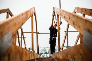 Die Dachbinder werden mittels Kran auf das Obergeschoss in die richtige Position gebracht. Quelle: BSB e.V. Die Dachbinder werden mittels Kran auf das Obergeschoss in die richtige Position gebracht. Quelle: BSB e.V.