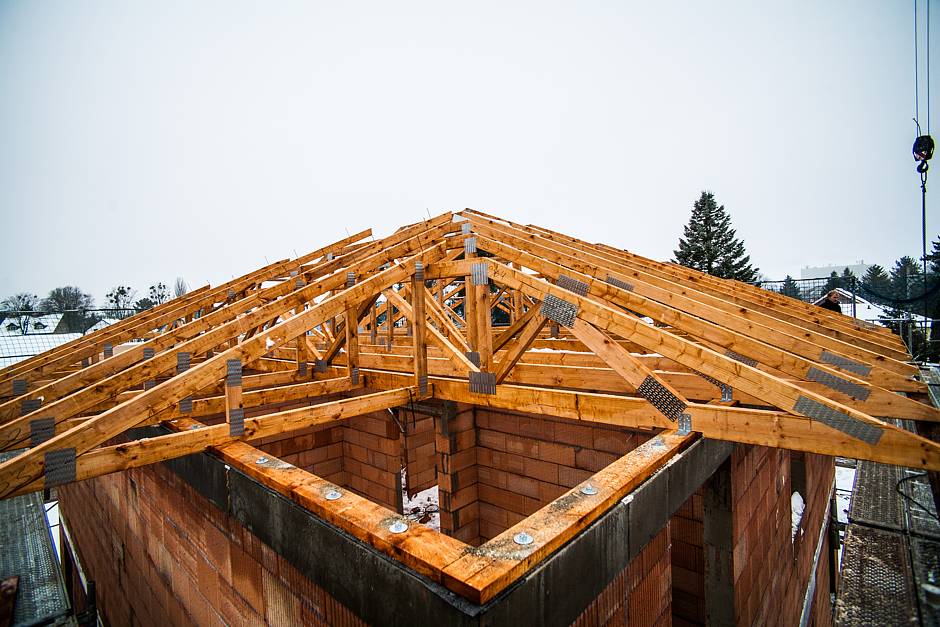 Kontrolle der Dachbinderkonstruktion: Visuell wird geprüft, ob Nagelblech- und Winkelverbindungen korrekt befestigt worden sind. Quelle: BSB e.V.