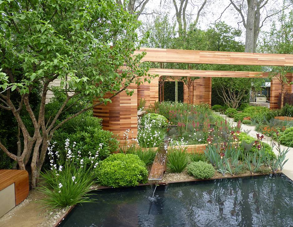 Foto: BGL. - Ein Gartenteich lädt an lauen Sommerabenden und an sonnigen Wochenenden zum Entspannen im Garten ein.