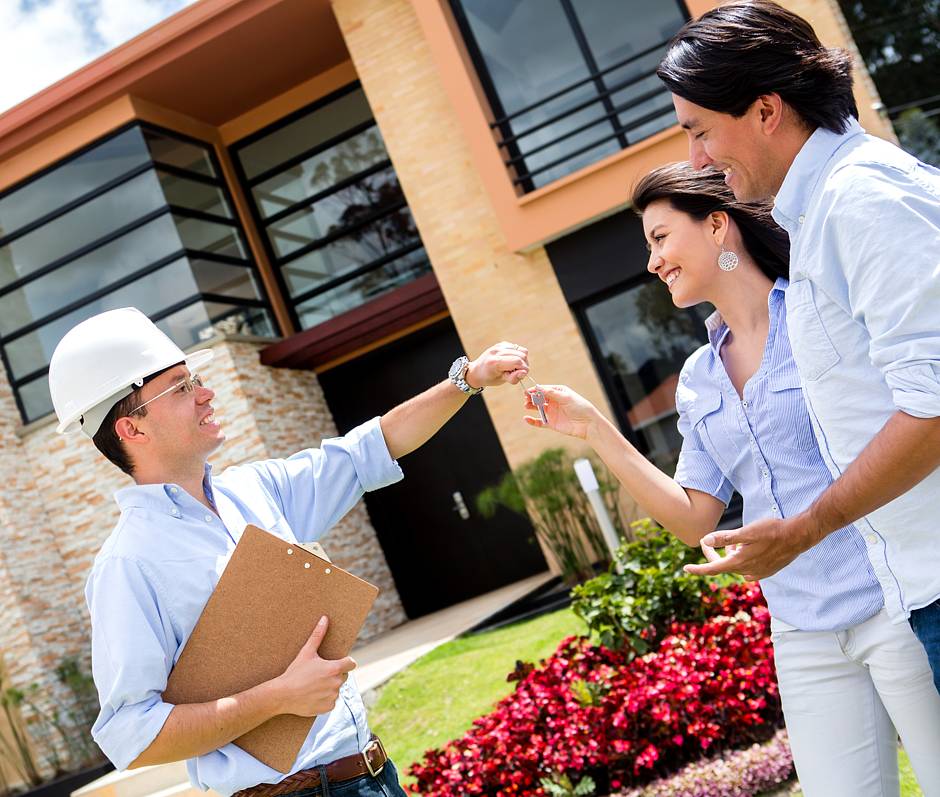 Schlüsselübergabe an Bauherren Foto: Andres Rodriguez - Fotolia