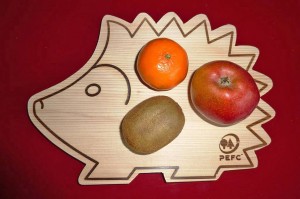 Frühstücksbrettchen aus Holz: wegen der antibakteriellen Wirkung heute wieder gefragt. Foto: djd/PEFC