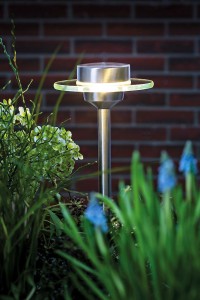 LED-Leuchten sind besonders langlebig und energiesparend. Besonders praktisch sind solarbetriebene Modelle.