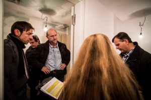 Sorgenvolle Mienen im Bad: Fliesen fehlten, Wanne/Whirlpool müssen raus, weil falsch eingebaut, der Spiegel als Sonderanfertigung sollte längst geliefert und montiert sein, Der Handtuchheizkörper lehnt funktionslos an der Wand. Quelle: BSB e.V. Sorgenvolle Mienen im Bad: Fliesen fehlten, Wanne/Whirlpool müssen raus, weil falsch eingebaut, der Spiegel als Sonderanfertigung sollte längst geliefert und montiert sein, Der Handtuchheizkörper lehnt funktionslos an der Wand. Quelle: BSB e.V.