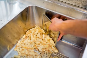 Der sogenannte Scraper kann zum Zusammenschieben von Speiseresten und zum Abziehen von Wasserrückständen genutzt werden. Foto: djd/KüchenTreff GmbH & Co. KG Der sogenannte Scraper kann zum Zusammenschieben von Speiseresten und zum Abziehen von Wasserrückständen genutzt werden. Foto: djd/KüchenTreff GmbH & Co. KG