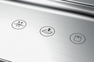 Der Scraper wird ebenso wie Abflussventil und Geschirrspülerventil über ein Touch Panel im Randbereich gesteuert. Foto: djd/KüchenTreff GmbH & Co. KG Der Scraper wird ebenso wie Abflussventil und Geschirrspülerventil über ein Touch Panel im Randbereich gesteuert. Foto: djd/KüchenTreff GmbH & Co. KG
