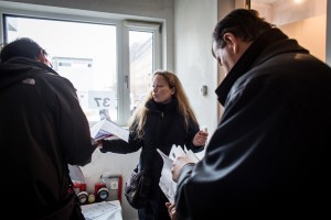 Das Küchenfenster konnte nicht vollständig geöffnet werden, weil im oberen Fensterahmen die automatische Lüftung installiert worden ist. Außerdem ist sie malermäßig nicht fertig, am nächsten Tag sollen die Küchenmonteure kommen. Quelle: BSB e.V. Das Küchenfenster konnte nicht vollständig geöffnet werden, weil im oberen Fensterahmen die automatische Lüftung installiert worden ist. Außerdem ist sie malermäßig nicht fertig, am nächsten Tag sollen die Küchenmonteure kommen. Quelle: BSB e.V.