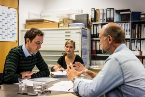 In der einstündigen kostenlosen Grundberatung wird ein Überblick über die Leistungen vermittelt, die der Bauherrenberater im Rahmen seiner unabhängigen Beratung zur Verfügung stellen kann. Foto: BSB e.V. In der einstündigen kostenlosen Grundberatung wird ein Überblick über die Leistungen vermittelt, die der Bauherrenberater im Rahmen seiner unabhängigen Beratung zur Verfügung stellen kann. Foto: BSB e.V.