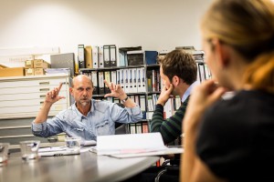 Alles, was in der Bau- und Leistungsbeschreibung unklar ist, soll vom Bauherren hinterfragt werden. Der Berater gibt Hinweise, worüber er vor der Unterschrift mit dem Baupartner verhandeln sollte. Foto: BSB e.V. Alles, was in der Bau- und Leistungsbeschreibung unklar ist, soll vom Bauherren hinterfragt werden. Der Berater gibt Hinweise, worüber er vor der Unterschrift mit dem Baupartner verhandeln sollte. Foto: BSB e.V.