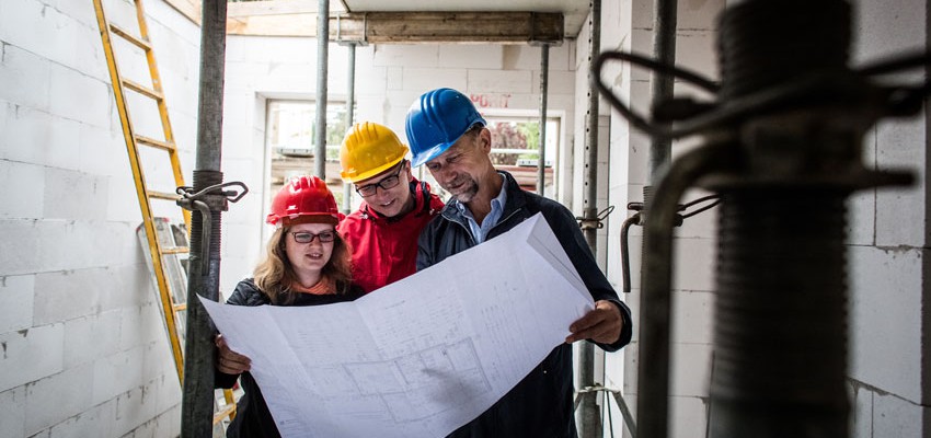 Bevor der Kontrollgang beginnt, werfen Bauherren und Bauherrenberater noch einen Blick auf die Bauzeichnung. Der Erdgeschossrohbau lässt die künftige Raumlandschaft erkennen.eg Bevor der Kontrollgang beginnt, werfen Bauherren und Bauherrenberater noch einen Blick auf die Bauzeichnung. Der Erdgeschossrohbau lässt die künftige Raumlandschaft erkennen.