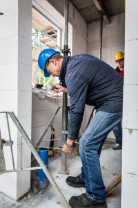 Das Leerrohr für die Trinkwassereinspeisung ist 50 cm von der Außenwand entfernt und damit falsch positioniert. Entsprechend der Einbaurichtlinien der Berliner Wasserbetriebe ist eine Neuverlegung unumgänglich. Foto: BSB e.V.