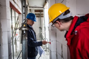 Die rote Markierung ist für alle Gewerke ein verbindlich festgelegter Höhenpunkt zur maßgenauen Anordnung der einzelnen Schichten des Fußbodensaufbaus sowie der endgültigen Oberkante des Fußbodenbelages. Deshalb muss die Maßgenauigkeit nochmals kontrolliert werden. Foto: BSB e.V.