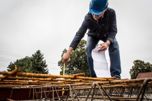 Bauherrenberater Weidemüller kontrolliert und dokumentiert an verschiedenen Stellen die Betonüberdeckung der Bewehrung. Für die Ausführung, Begutachtung und Bewertung der Geschossdeckenbewehrung sind der Statiker und der Verfasser der statischen Berechnungen verantwortlich.