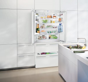 Unverzichtbar, ein Kühlbereich mit speziellen Frischeschubfächern nahe 0° C, in denen die Lebensmittel länger appetitlich frisch bleiben. (Foto: AMK)