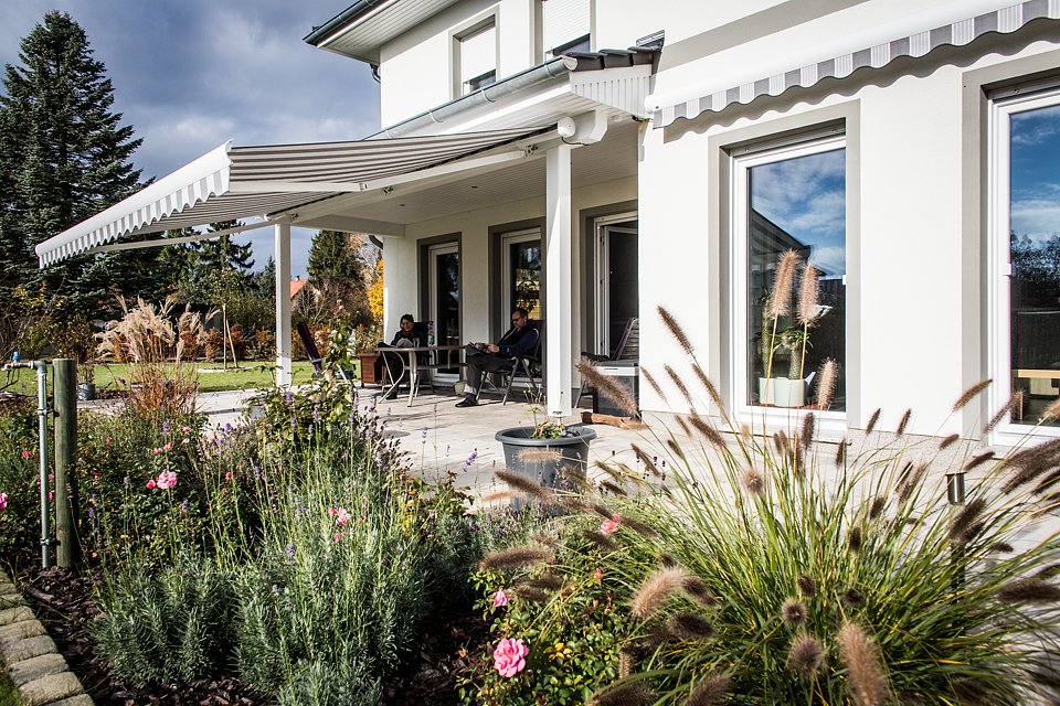 Im Sommer ist die überdachte Terrasse mit Blick in den Garten der Lieblingsplatz der Wusowskis.