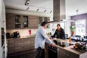 Die Küche mit fließendem Übergang in den Wohnbereich gibt dem Raum Gemütlichkeit und Großzügigkeit, so dass er der bevorzugte Treffpunkt im Haus ist.