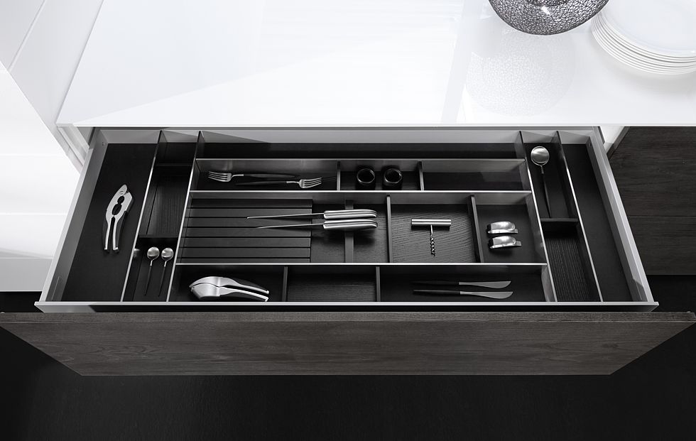 Macht Freude und erhöht den Nutzungskomfort: perfekt geführte Schubkästen und Auszüge im neuen Premium-Design inklusive einer eleganten Innenorganisation. (Foto: AMK)