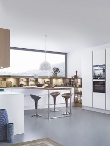 Auch im offenen Grundriss machen Einbauregale die Küche wohnlich und gemütlich. (Foto: AMK) 