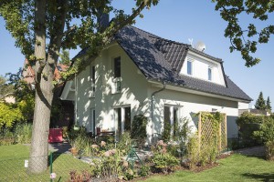 Grundstücke in Berlin werden knapp und kleiner. Eine junge Familie in Treptow-Köpenick realisierte mit Roth-Massivhaus deshalb Haus „Stade“ mit 86 Quadratmetern überbauter Fläche. Foto: Roth-Massivhaus / Gerhard Zwickert