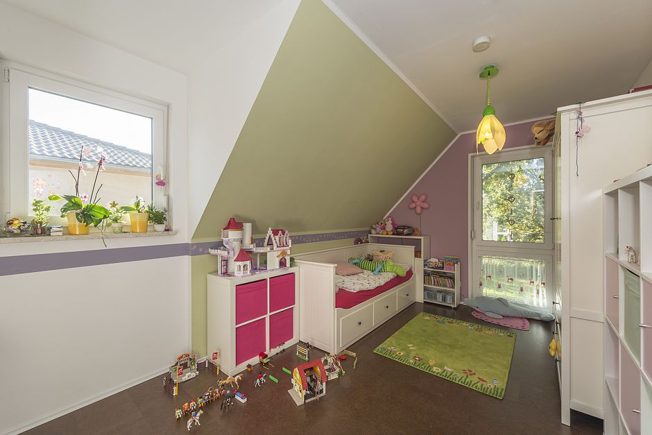 Der Stolz der achtjährigen Tochter: Ihr Kinderzimmer im Obergeschoss mit großem Schrank zum Versteckspielen.  Foto: Roth-Massivhaus / Gerhard Zwickert