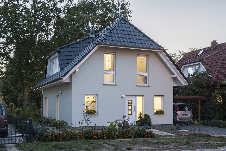 Ausgesprochen freundlich empfängt das Einfamilienhaus „Stade“ im Berliner Südosten Bewohner und Gäste – ein gelungenes Beispiel für das Bauen auf kleinen Grundstücken. Foto: Roth-Massivhaus / Gerhard Zwickert