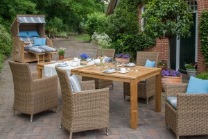 Gemütliches Wohnzimmer unter freiem Himmel: Bei der Möblierung von Garten und Terrasse legen viele Bundesbürger großen Wert auf hochwertige Materialien und attraktives Design. djd/dekoVries