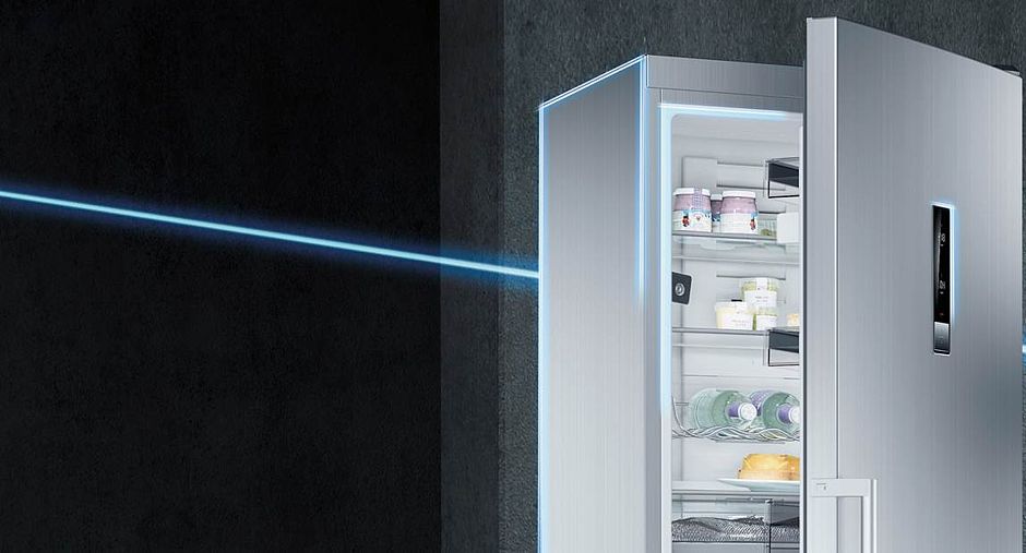 Was befindet sich derzeit im smarten Kühlschrank? Mit zwei in das Wi-Fi-fähige Kältegerät integrierten Hochleistungskameras hat man seine aktuellen Vorräte von jedem Ort aus sofort im Blick. (Foto: AMK)