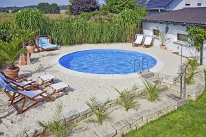 Ein Pool ist eine Bereicherung für jeden Garten. Bei der Planung allerdings sind unzählige Details zu beachten - ohne Unterstützung durch erfahrene Profis geht dies nicht. © Bundesverband Schwimmbad & Wellness e.V.