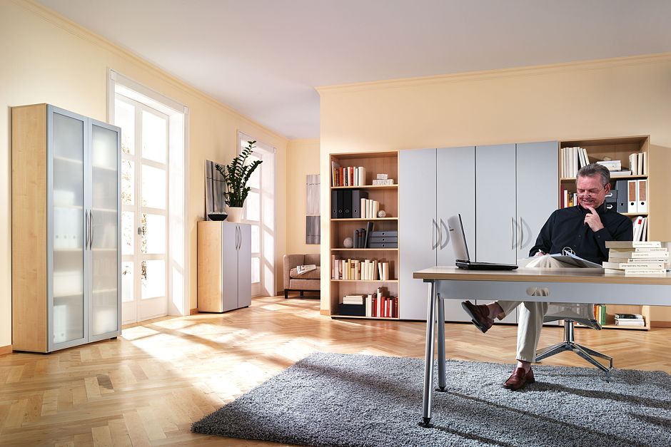 Zu einem konzentrierten Arbeiten im Homeoffice gehört die ergonomische Einrichtung: Ein hochwertiger Bürostuhl und ein angepasster Schreibtisch sorgen für ein buchstäblich unverkrampftes Arbeiten. © djd/TopaTeam